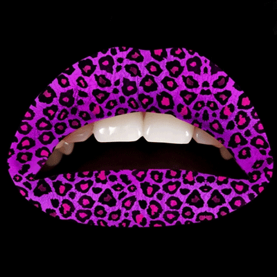 Paarse cheetah lip tattoo