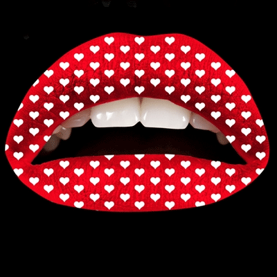 Rode lip tattoo met hartjes