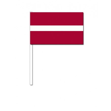 10 zwaaivlaggetjes Letland 12 x 24 cm