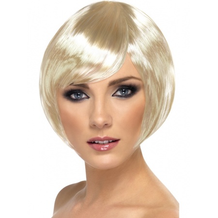 Blond wig with bobline and straight fringe