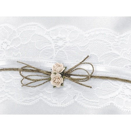 Bruiloft/Huwelijk ringen kussen met roze roosjes