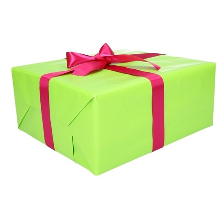Groen inpakpapier pakket met roze lint en plakband 