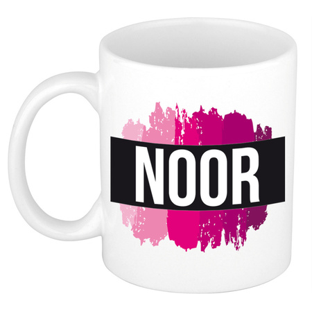 Naam cadeau mok / beker Noor  met roze verfstrepen 300 ml