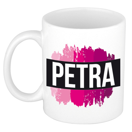Naam cadeau mok / beker Petra  met roze verfstrepen 300 ml