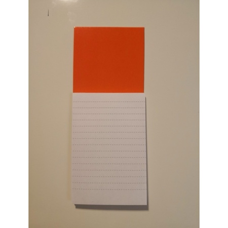 Oranje magneet met memo blaadjes