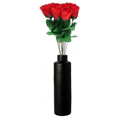 Valentijnscadeau voordelige rode roos met bordeaux rozenblaadjes